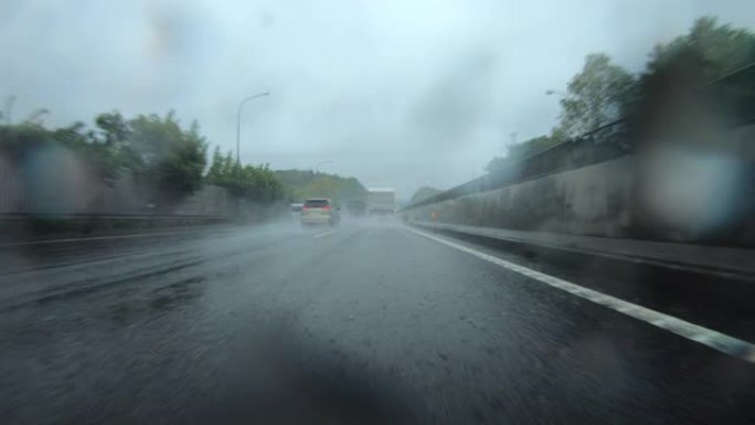 雨天高速公路行驶