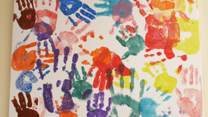 墙上有不同颜色的儿童手掌的照片。4k。4k视频