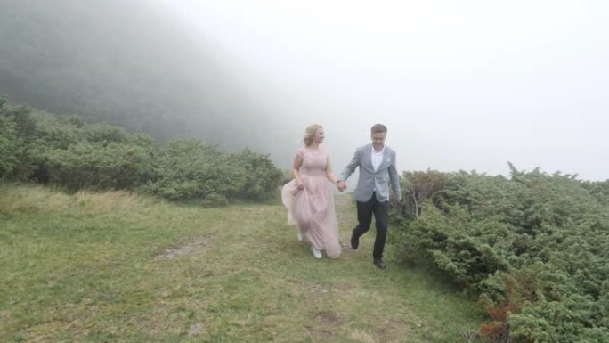 优雅的夫妇在山上奔跑