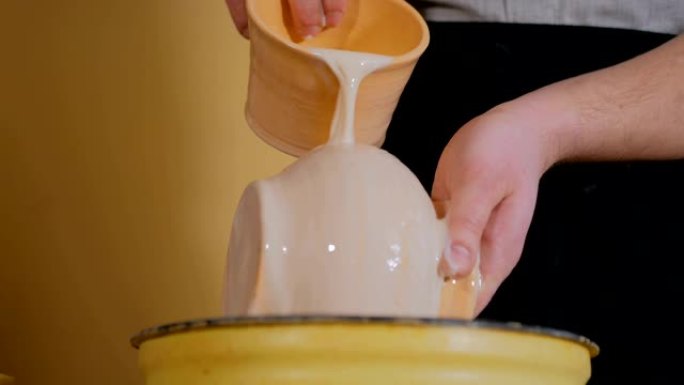 陶工准备用于燃烧的陶瓷器皿