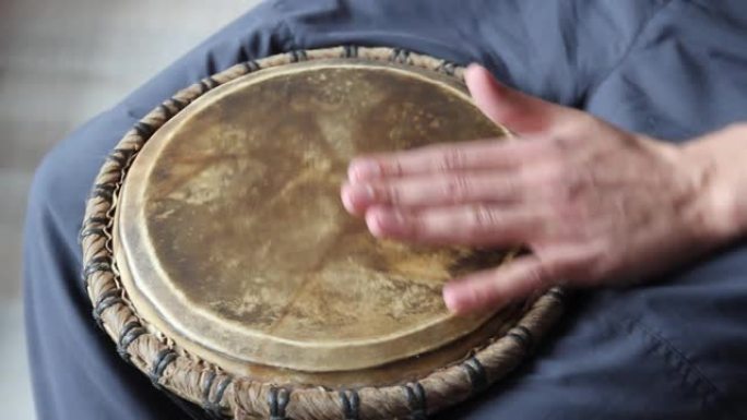 一个男人的手在演奏非洲鼓djembe