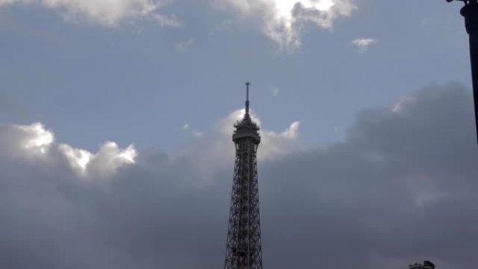 夏天的下午，巴黎的蓝天下有大云的埃菲尔铁塔。4K。