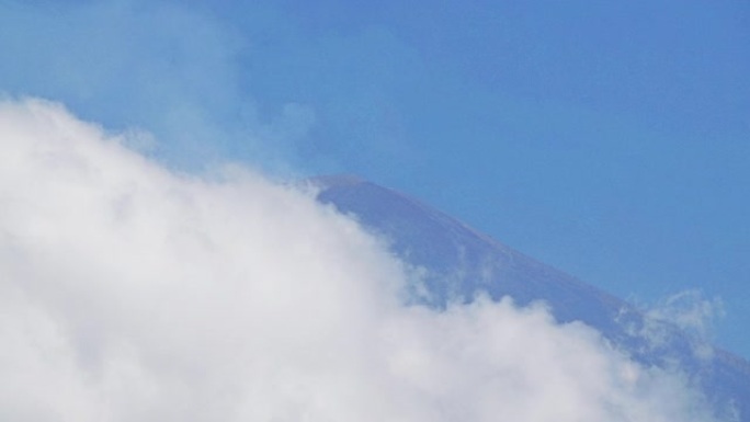 最后一次熔岩喷发几周后，阿贡山2018年7月从火山口和云层下面冒出烟雾。