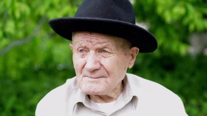 非常古老的高加索人肖像。戴着帽子的祖父。肖像: 老人，老人，孤独，脸上有很多皱纹的老人。一个沉思的老