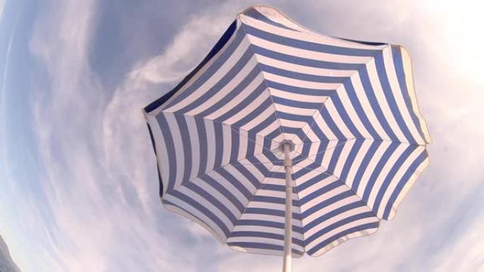 克罗地亚海岸上的独身海滩复古风格雨伞。鱼眼视图。