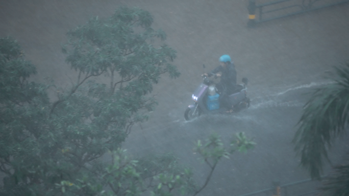 暴风雨中的快递骑手