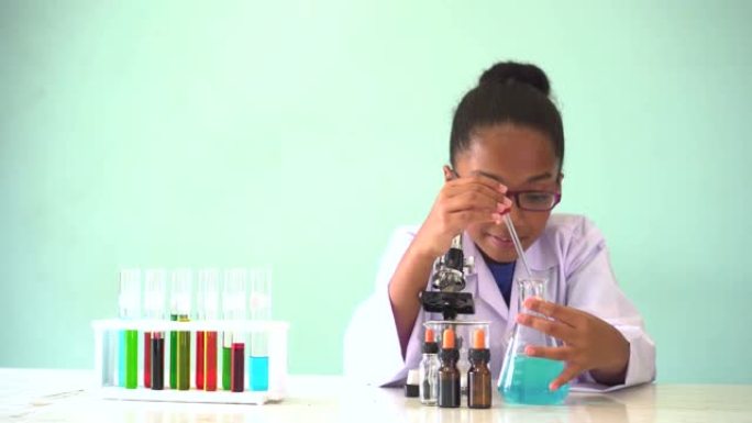 年轻的非洲裔美国孩子做化学实验