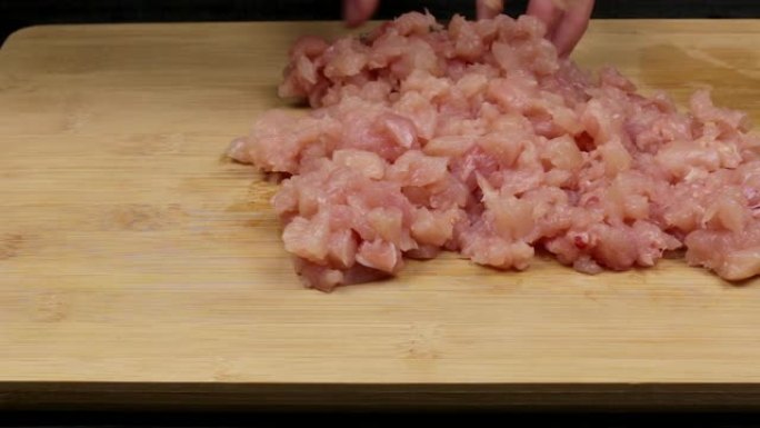将鸡柳切成薄片，作为自制食谱或制作鸡肉的一部分。关闭