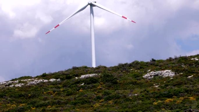绿山上的风力涡轮机农场