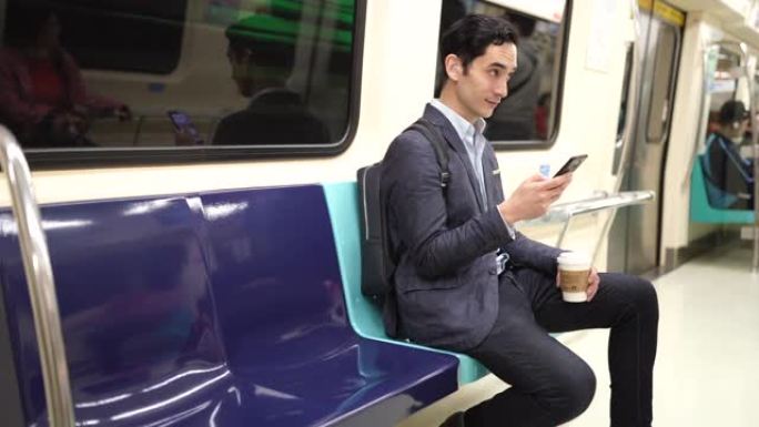 听力受损的商人坐在地铁上并使用电话