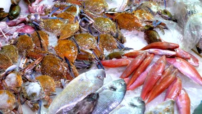 新鲜的海鱼，螃蟹，各种海鲜在街上商店的柜台上出售