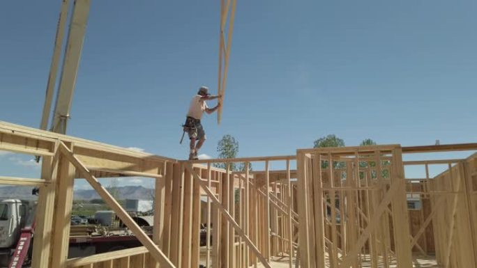 建筑工人木匠搭建房屋
