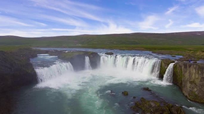 冰岛北部戈达福斯瀑布的无人机航拍画面。