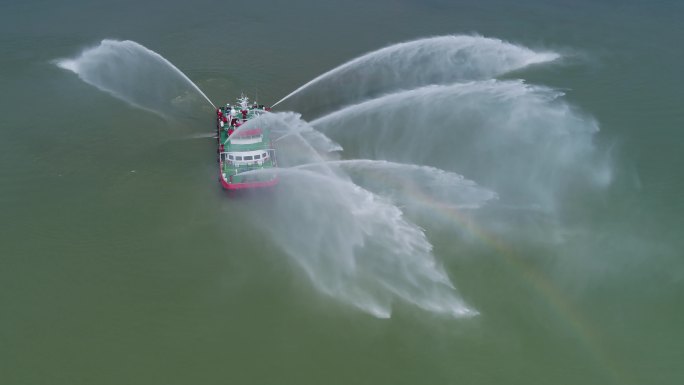 消防船喷水无人机环绕视频