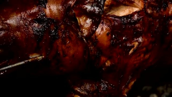 传统的方法是在吐痰上准备猪，在电串上转身，准备烤肉，肉，脆皮猪肉。