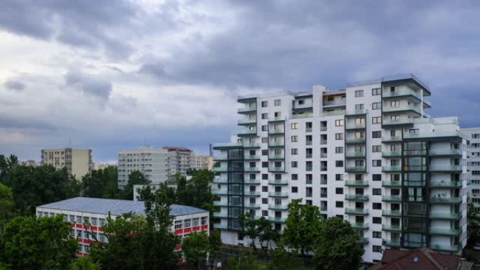 时间流逝: 巨大的暴风云 (stratocumulus) 掠过罗马尼亚布加勒斯特雄伟的白色公寓楼。放