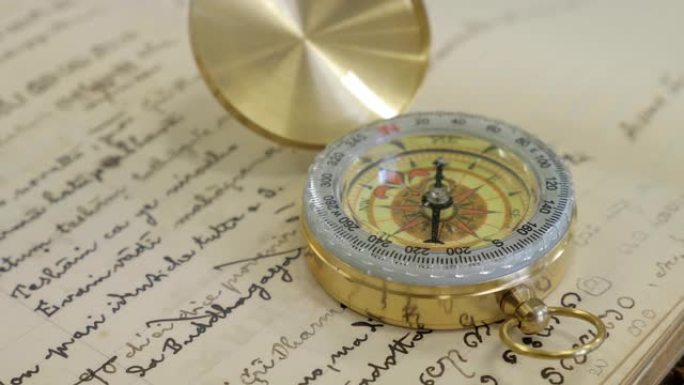 探索，旅行: 古老的指南针停留在游记上