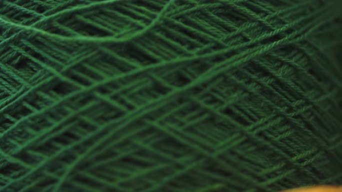 缝纫用的绿色大线轴。