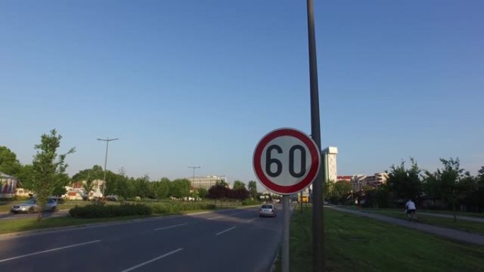 有汽车行驶和经过的城市道路上的道路交通限速60 (六十) 标志