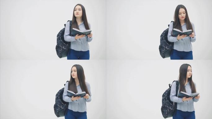 美丽的亚洲年轻少女，肩后背包，看着笔记本，仿佛在地图，戳她的头，消失。