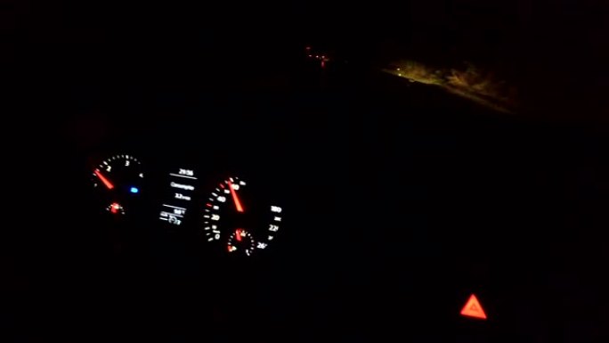 POV dashcam夜间在大雨和高速公路上能见度差的情况下行驶