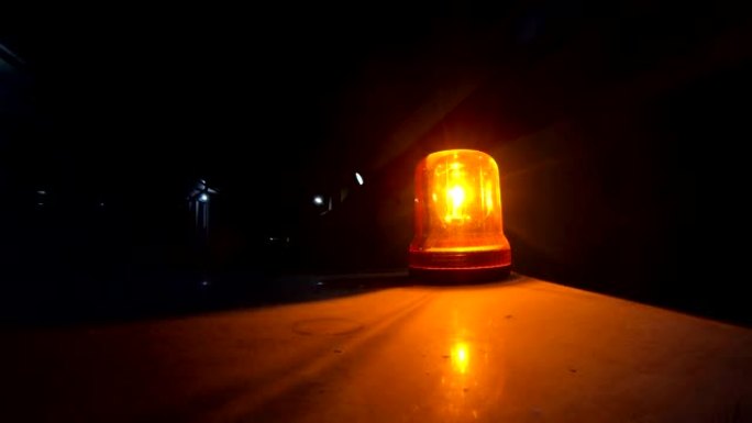 夜间消防员车辆顶部的琥珀色警告信号警报器灯