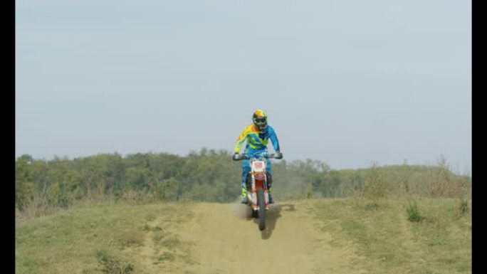 越野摩托车特技表演在乡村道路上