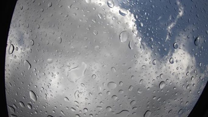 行驶中的汽车天窗上的雨滴