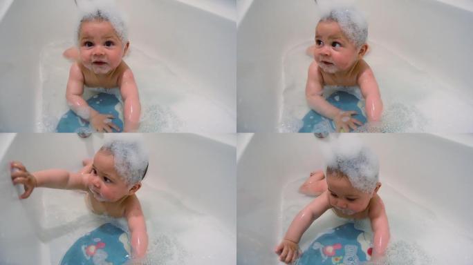 可爱的六个月大的男婴在肚子上洗澡