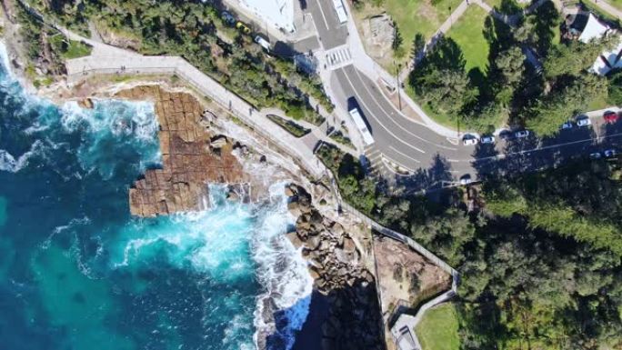 澳大利亚新南威尔士州悉尼东部沃森湾郊区南头半岛的海洋悬崖Gap的空中鸟眼无人机镜头。海浪冲向悬崖。
