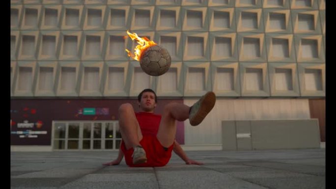 足球运动员用燃烧的足球做戏，超慢动作
