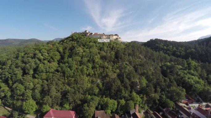 拉斯诺夫城堡和森林小山的空中