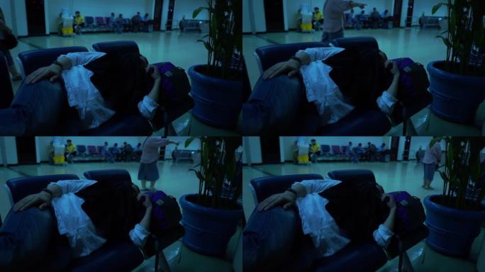 男子在机场客运大楼等机时睡觉