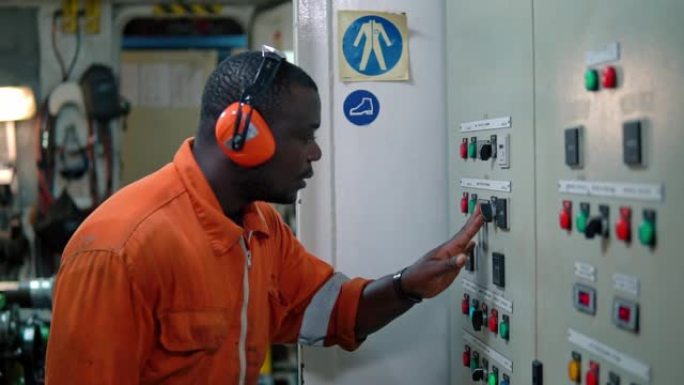 非洲轮机员在发动机控制室ECR。