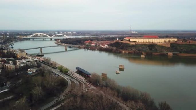 冬末的彼得罗瓦拉丁要塞和多瑙河
