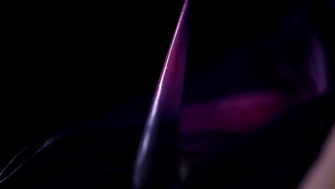 黑暗工作室里尖尖的紫色指甲