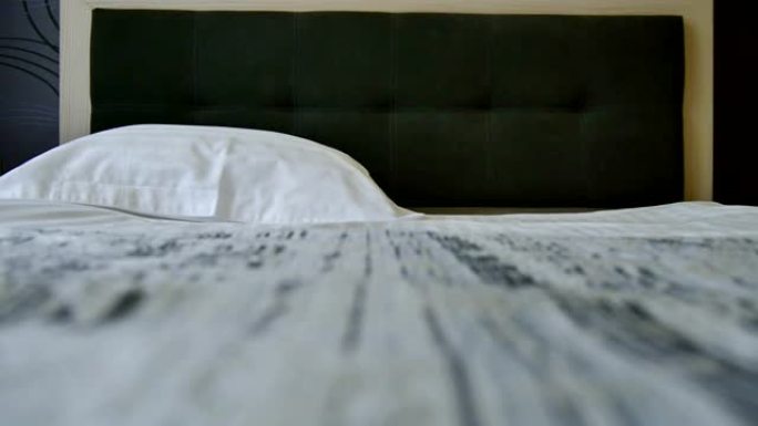准备酒店房间。清洁新鲜的床单和枕套。换床