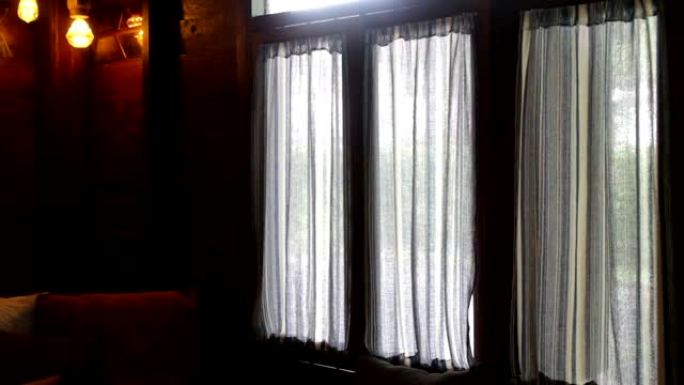 带透明窗帘的阳台窗户