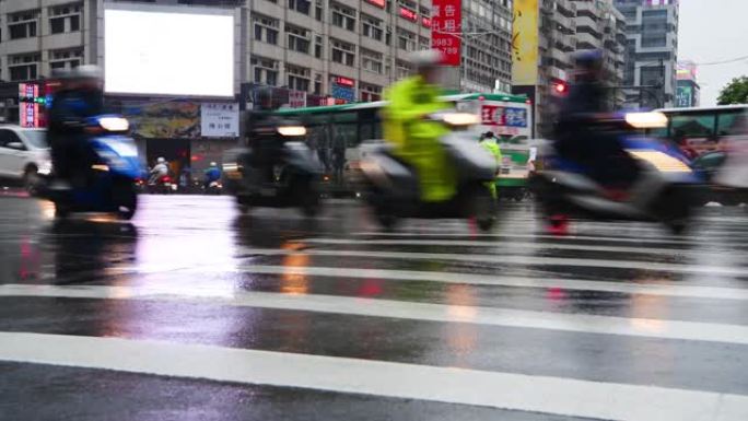 台北的行人过街，下雨。典型场景