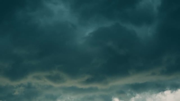 多云的天空。暴风雨前晴天，充满蓬松的云彩的戏剧性天空