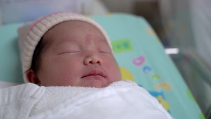 熟睡的亚洲新生婴儿特写肖像，4k手持镜头。真正的现场直播