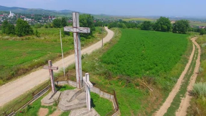 鸟瞰图的十字架在山上，农村地区与农业领域