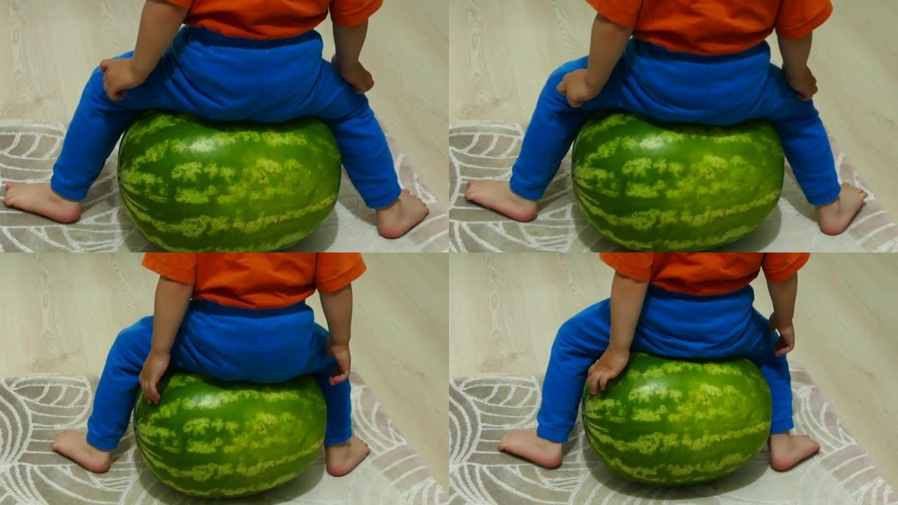 一个大西瓜和小男孩，玩整个西瓜的孩子，