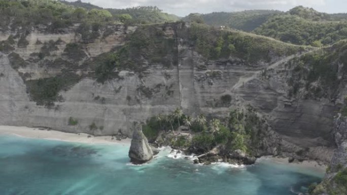 印度尼西亚努沙佩尼达钻石海滩秋千的鸟瞰图