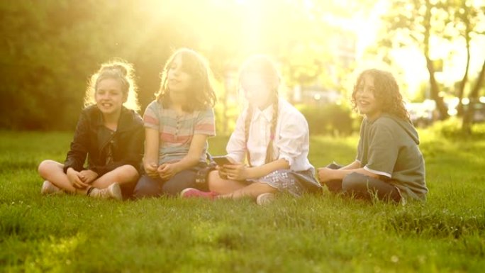 学校休息时，小学生坐在草地上。戴着眼镜和辫子的美丽女孩在夕阳下自拍
