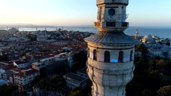 鸟瞰图的贝亚兹特塔和伊斯坦布尔的历史半岛在日出的背景