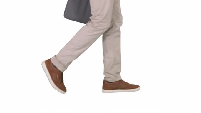 男人的脚走在白色背景的牛仔裤和运动鞋