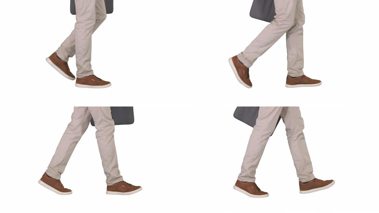 男人的脚走在白色背景的牛仔裤和运动鞋