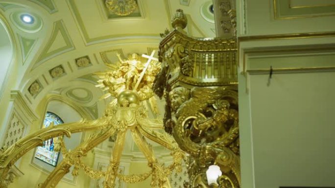 大教堂内的金色细节