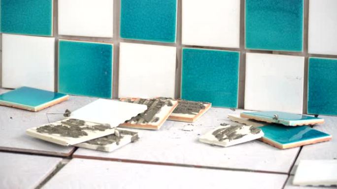 特写多莉镜头: 墙壁和地板上的彩色瓷砖，一些瓷砖被移除